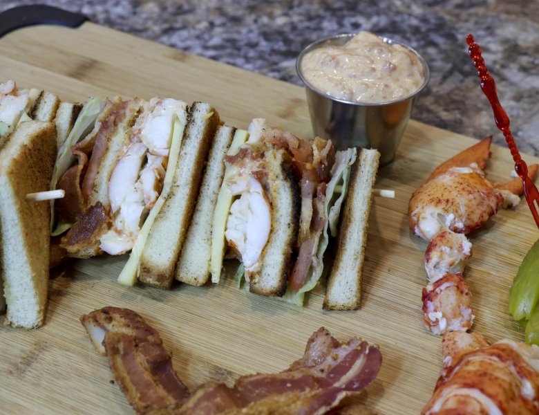 Club sandwich au homard du Québec  assaisonné de mayonnaise aux poivrons rouges
