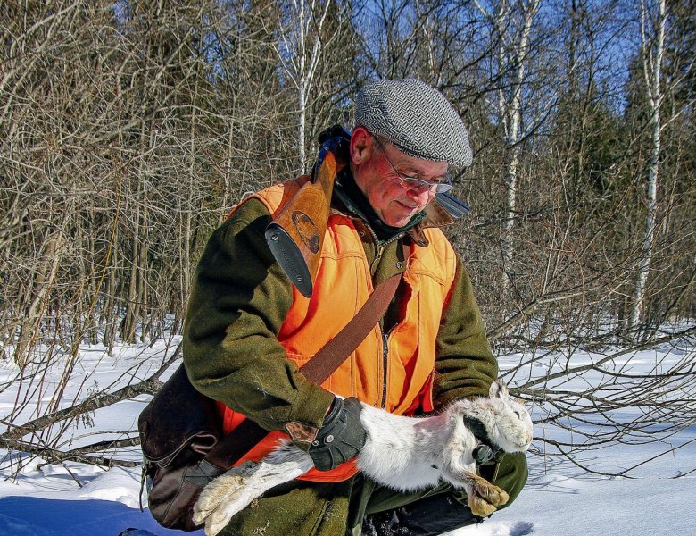 Un chasseur avec sa cible, un lièvre