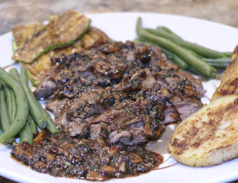 Bavette d’orignal grillée, sauce au poivre et champignons