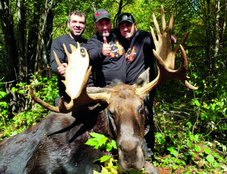 3 chasseurs avec un orignal