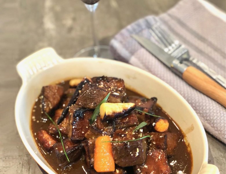 CHEVREUIL BRAISÉ AU VIN ROUGE ET LÉGUMES RACINES